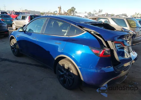 2025 Tesla Model Y Long Range Dual Motor Rear-Wheel Drive z USA, uszkodzony, nr VIN 7SAYGDED4SF256344